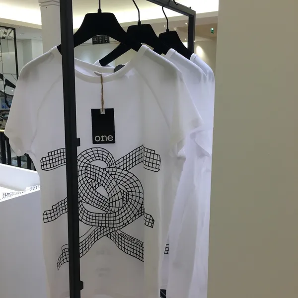 巴黎_Le Bon Marche_在天空下.jpg