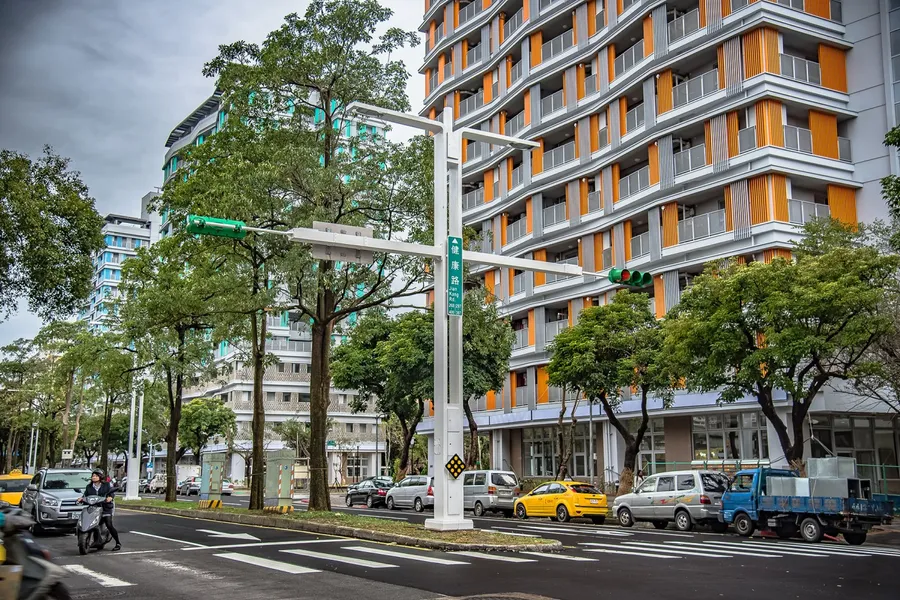 提升城市美學，台北市建置智慧IoT路燈，推路燈與號誌共桿