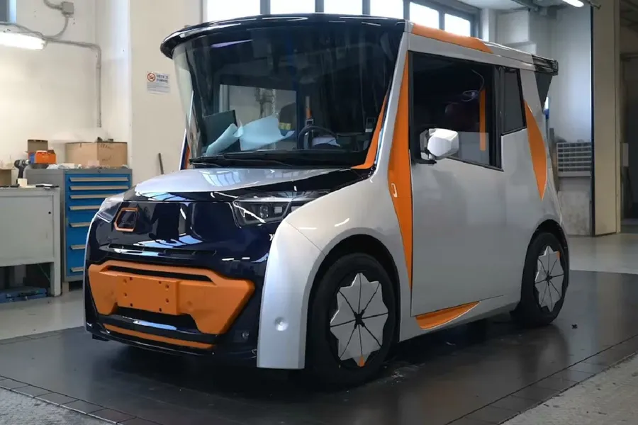 善用通勤時間！車陣中可切換座位成工作空間的電動車 REDspace