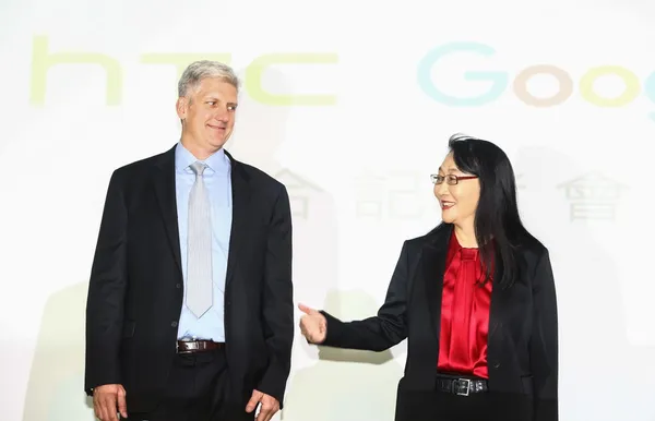 王雪紅 _HTC董事長兼執行長(右)_Rick Osterloh_Google硬體資深副總裁(左)_