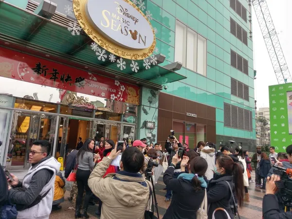 遠東SOGO台北店復興館前廣場聚集了大批人潮高舉手機搶拿AR紅包，現場可比之前全民瘋抓寶遊戲的盛況。