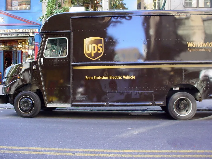 關稅效應來了！UPS宣布裁員2萬人：大砍亞馬遜包裹運量50%，物流巨頭為何窮忙？