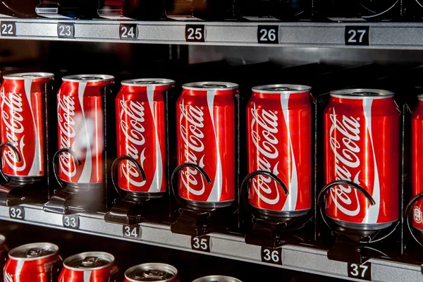 僅限編輯使用_cola_shutterstock_313155974.jpg