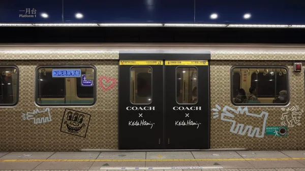 板南線變紐約地鐵？Keith Haring 塗鴉躍上台北捷運車廂，現正行駛中！