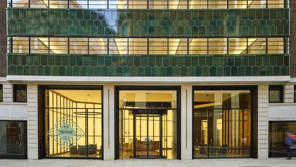 極簡與裝飾主義的碰撞！COS 歐洲總部搬新家，新辦公室卻不走極簡風？