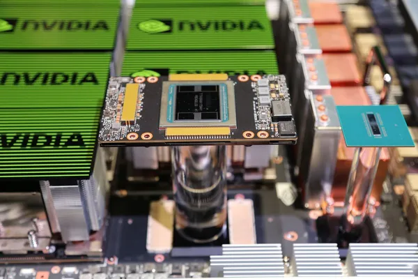 NVIDIA DGX-2 與 TESLA V100