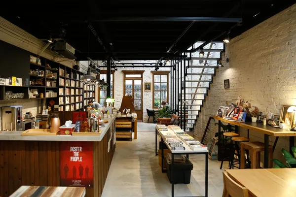 為閱讀開一扇天窗！隱身赤峰街巷弄老屋，以人文為主軸的「浮光書店」