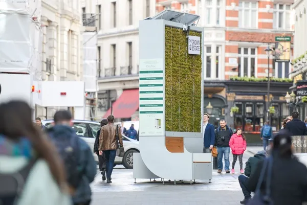 養在街頭的空氣清淨機？英國出現 City Tree，一把淨化空氣比樹木還有效率的椅子