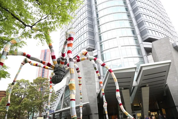 披上彩虹針織衫的大蜘蛛！紀念開業 15 週年，六本木 Hills 請藝術家幫經典雕塑織新衣