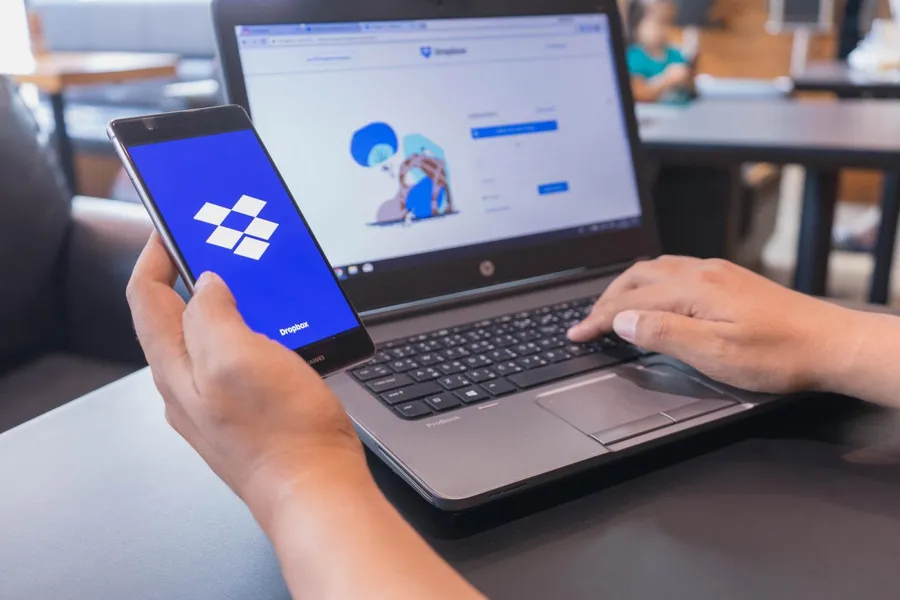 「忘記帶硬碟」的慘劇催生出Dropbox，創辦人憑什麼拒絕賈伯斯收購、30歲就當億萬富翁？