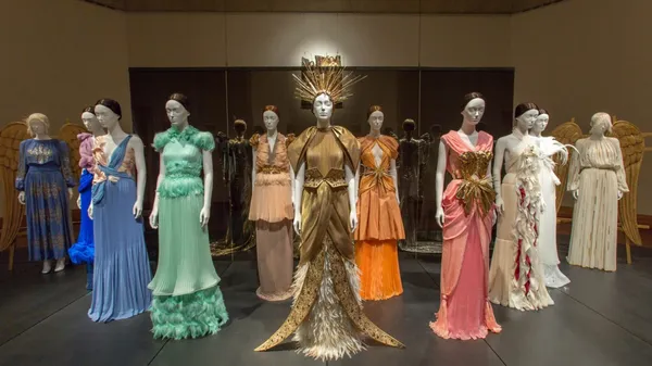 在聖體降臨的變裝晚宴Ｍet Gala之外，你真正該看的是這個展