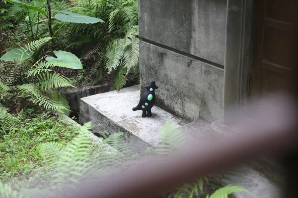 黑青實體雕塑出沒在松菸口角落03.jpg