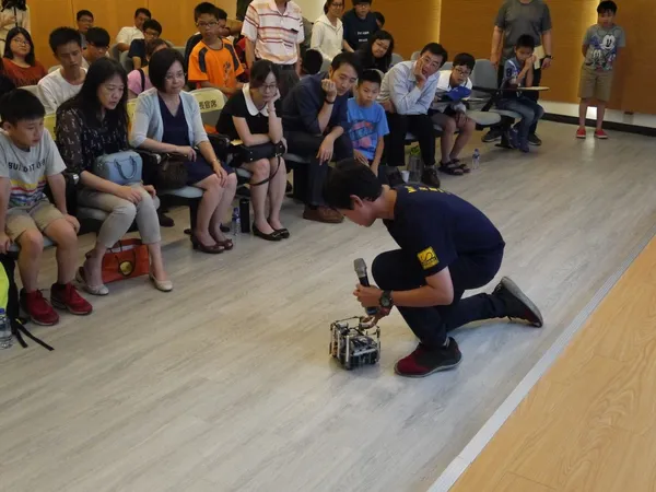0528-中科實中國中部張承翰同學示範操作機器人.jpg