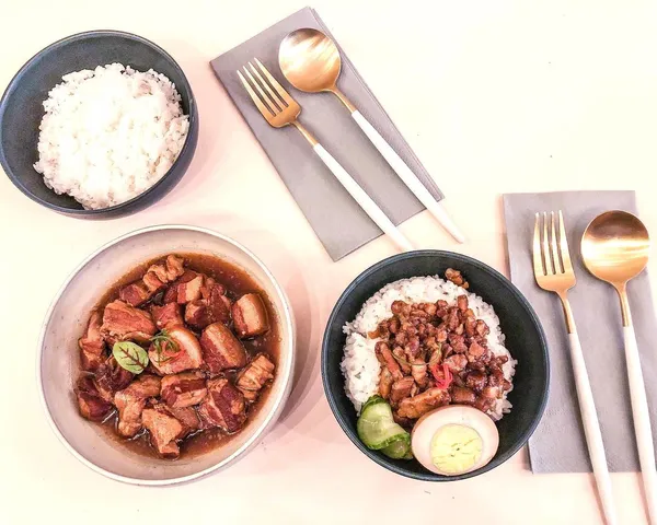 巴黎_Chez Ajia_阿姊家_滷肉滷肉飯全家福.jpg