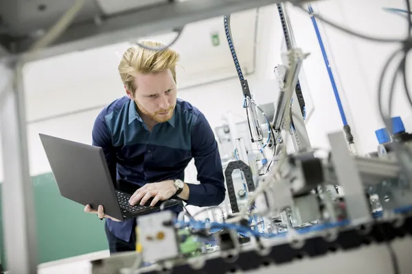 shutterstock_engineer_272671019.jpg