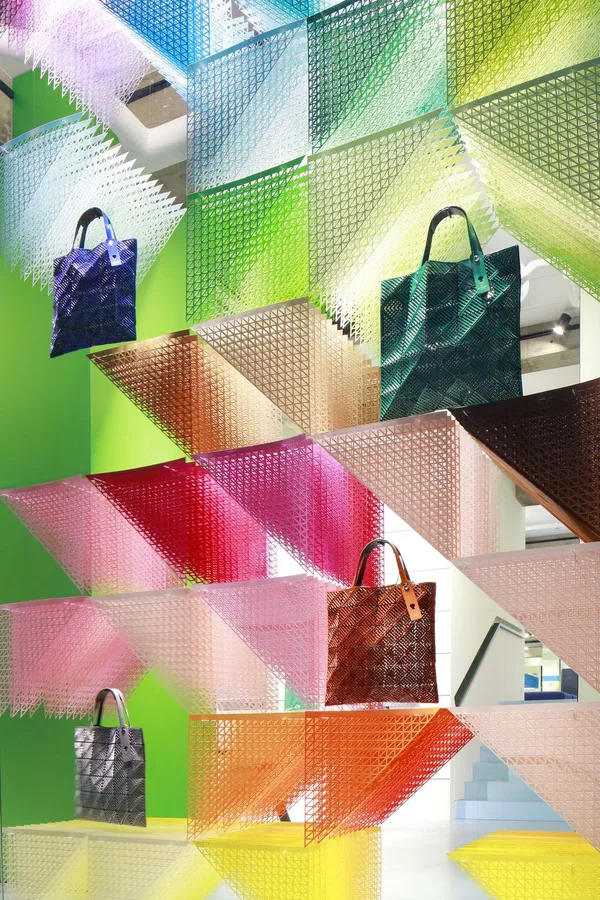 BAOBAO新系列櫥窗_3_rainbow_moire.jpg