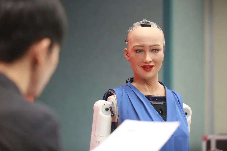 自曝還沒有自我意識，與會笑、會生氣的機器人蘇菲亞聊天有意義嗎？