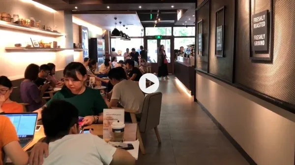 瑞幸咖啡店內空間.jpg
