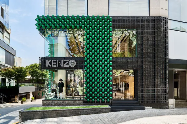 玩心十足！Kenzo 首爾開新店，洋溢裝置藝術風格