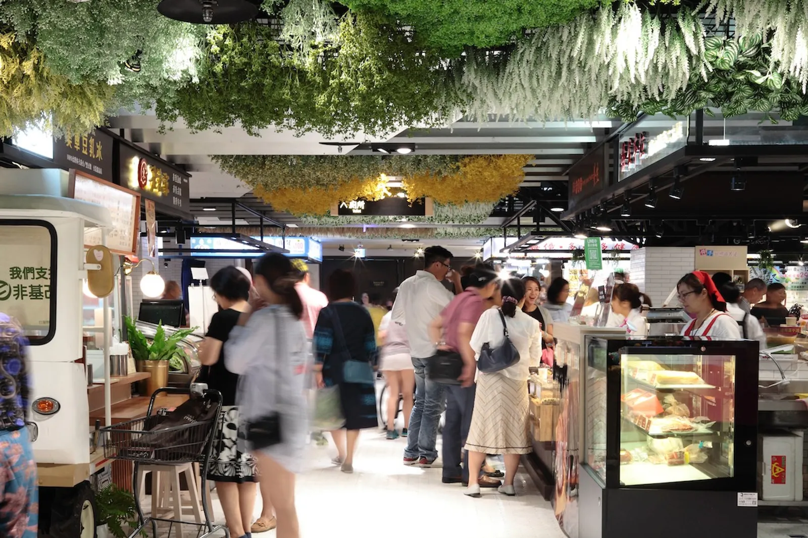 百貨業餐飲化、量販業積極擴大 3C 家電賣場！台灣零售業商品結構變動一圖看懂