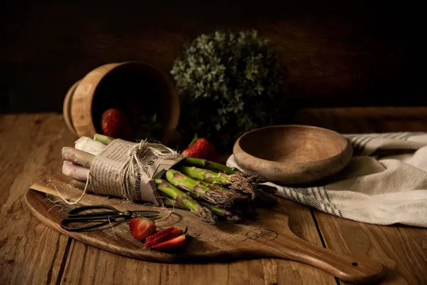 圖庫_negative-space-rustic-asparagus-chopping-board-