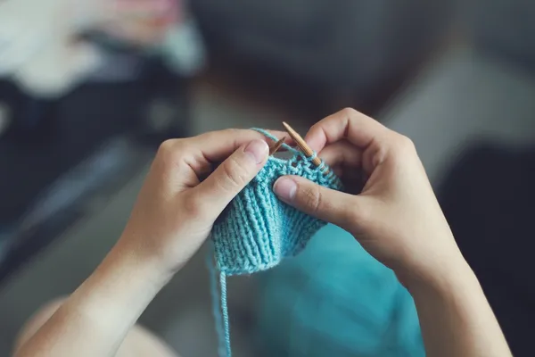 圖庫_negative-space-woman-knitting-crafts-blue-wool-