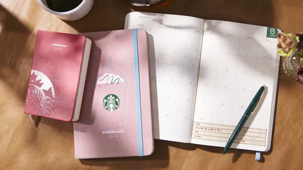 再次聯名！星巴克與義大利百年筆記本品牌 Moleskine 合作，2019手帳行事曆搶先推出