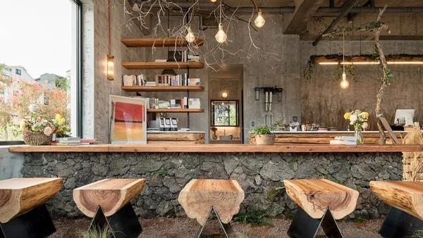 把自然搬進屋裡！濟州島「心深 Simsim Cafe」，大力擁抱土地風光