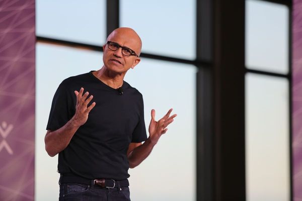  微軟 AI 策略急轉彎：納德拉看不下去 Copilot 太難用，竟親自當 PM 救火！