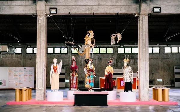 6.「2018藝術自造祭-戲人‧入戲」展場照_服裝區_宜東文化提供.jpg