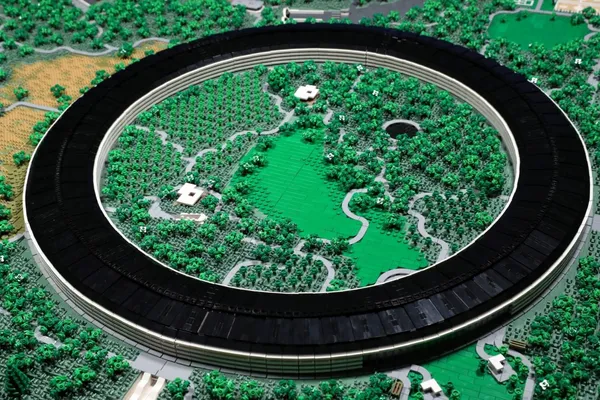 蘋果總部也有樂高版？樂高建築迷花兩年時間組出迷你版 Apple Park
