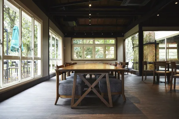 星巴克草山門市內的餐廳空間 (2).jpg