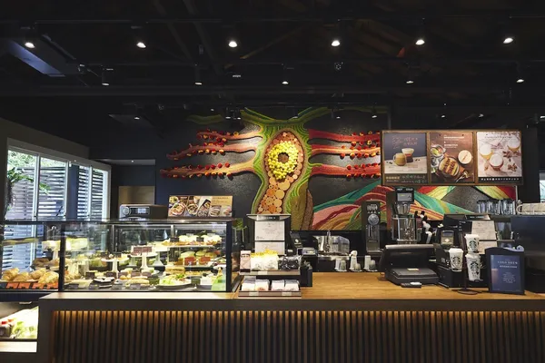 星巴克草山門市藝術牆面，隨著藝術品的中心點向外發展，代表著大自然的無限力量，在每一個編織色彩纏繞勾勒