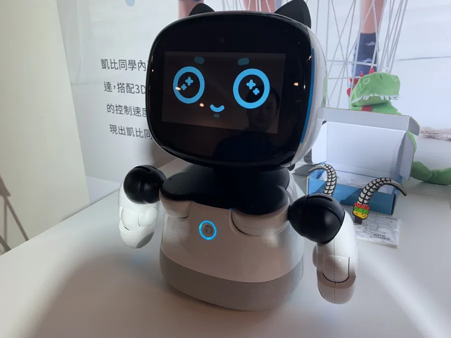 女媧AI機器人「凱比同學」賣萌登台，亞太電信還沒開賣卻先缺貨？