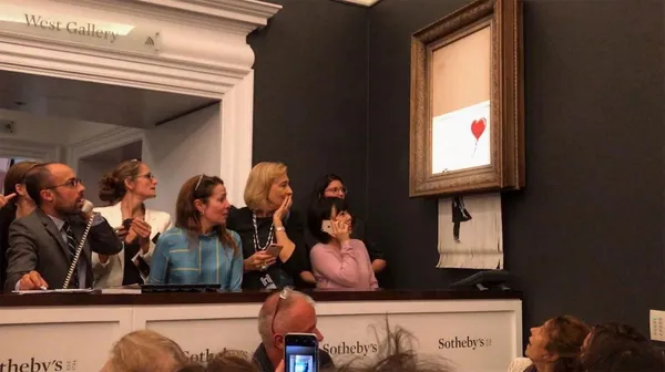落槌那刻作品碎了！Banksy 作品「氣球女孩」以百萬英鎊拍出後，當場「自毀」