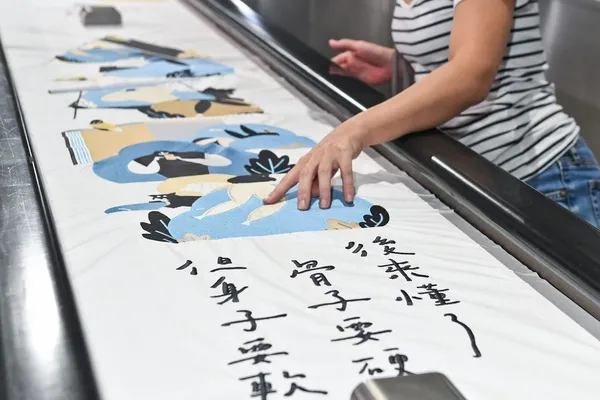 【參考圖片】這些道理你「摸」到了嗎？全台首座刺繡手扶梯在北捷.JPG