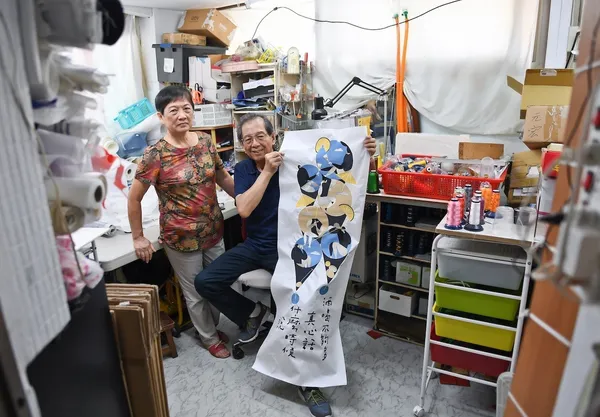 【參考圖片】電繡師傅一筆一劃的人工造字以及精密的打版，500萬針的嘗試、歷時450個小時的電繡，為冰