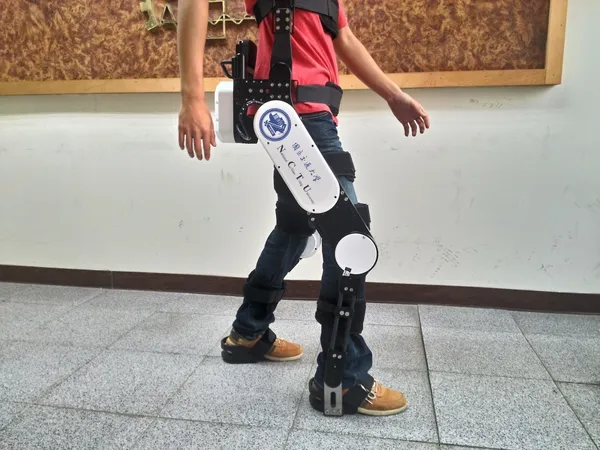 工研院與交通大學共同開發之穿戴式行動輔助機器人.jpg