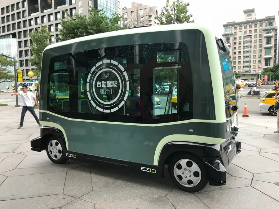 可用App叫車！這輛台法混血自駕小巴將在台落地