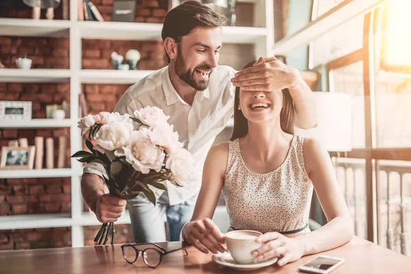 shutterstock_657538972_fall in love.jpg