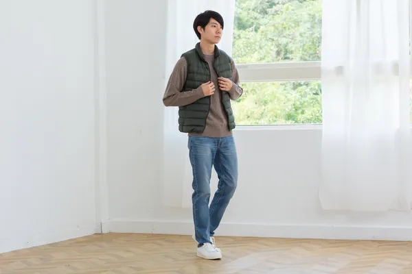 男輕量澳洲羽絨可攜式立領背心，1,590元。.jpg