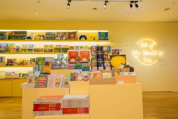 06. 幾米20週年特展，精選11個場景、主題、風格各異的畫面，特製成質感金屬書籤及近期廣受歡迎的風