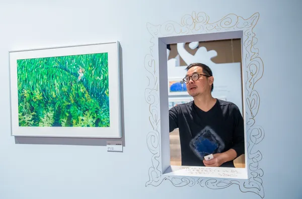 21. 誠品攜手幾米舉辦_「我的世界都是你-幾米創作20週年原畫展」；幾米現場即興於展場創作.jpg