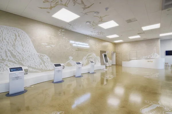 芬蘭兒童醫院_MS_9523_HDR_主大廳的自動掛號機.jpg