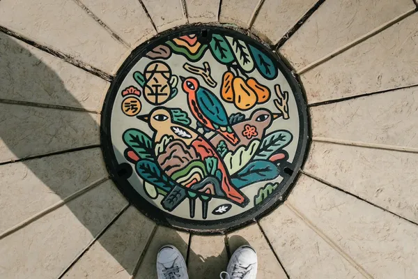 川貝母筆下的奇幻光景：太平插畫人孔蓋水資中心登場！