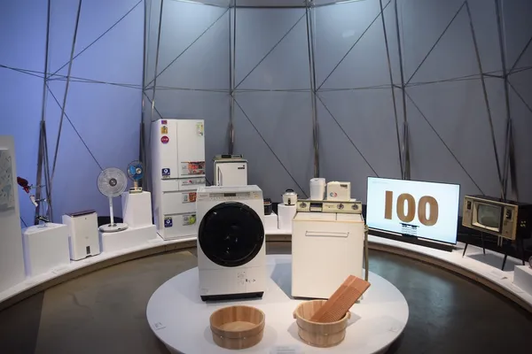 台灣松下電器配合集團創業100週年呈現56年來家電發展的變遷.JPG