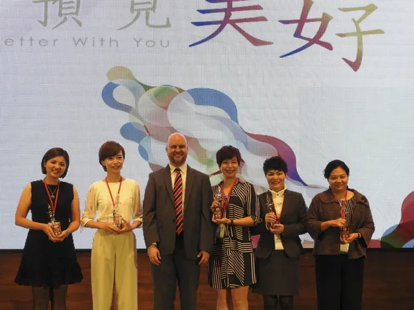 美國在台協會Ryan Engen 經濟官(左三)與科技創新類優勝企業合影