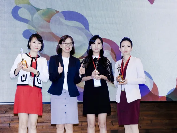 經濟部中小企業處胡貝蒂副處長(左二)與社創組優勝企業合影.jpg