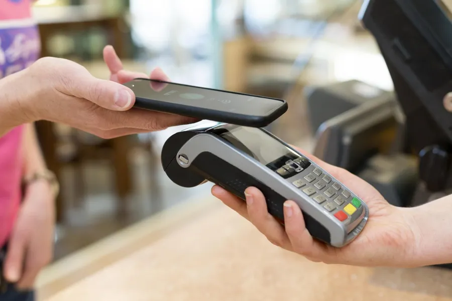 小米、華為「中國Pay」跨海攻金磚，手機演而優則導