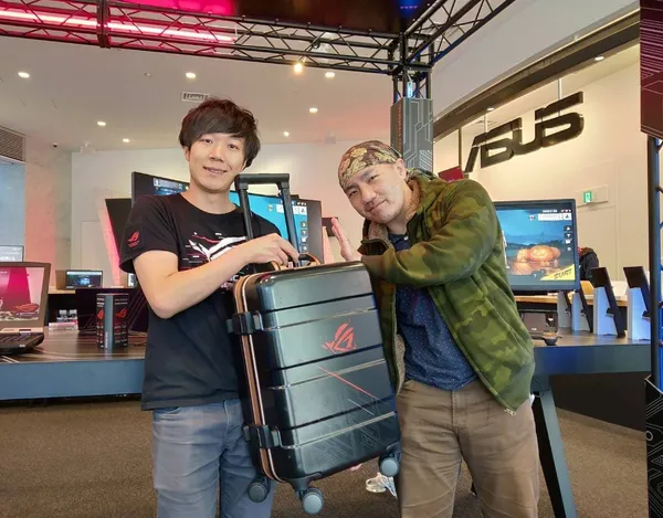 日本粉絲(圖右)徹夜熱情排隊搶購ROG Phone全配組.jpg